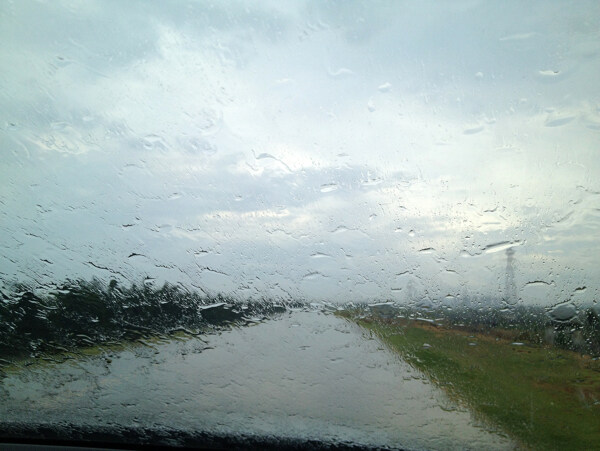 雨天车窗水珠图片