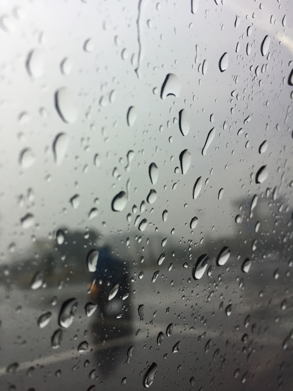 雨天微距雨滴车窗图片