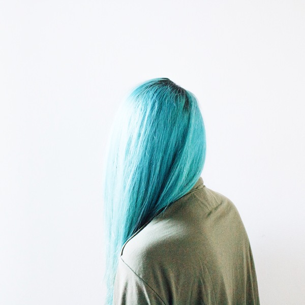 蓝色头发的女人