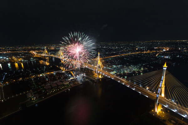 美丽的烟花天桥城市夜景图片