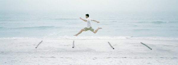 沙滩上奔跑的男性图片