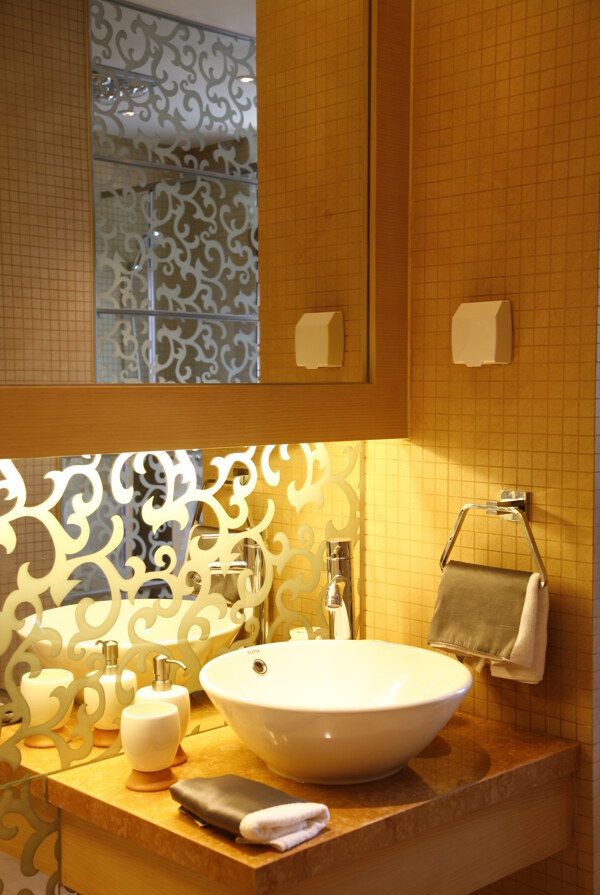 金色豪华浴室装修设计图片