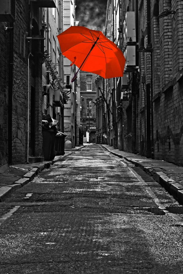 古老街道上的红雨伞