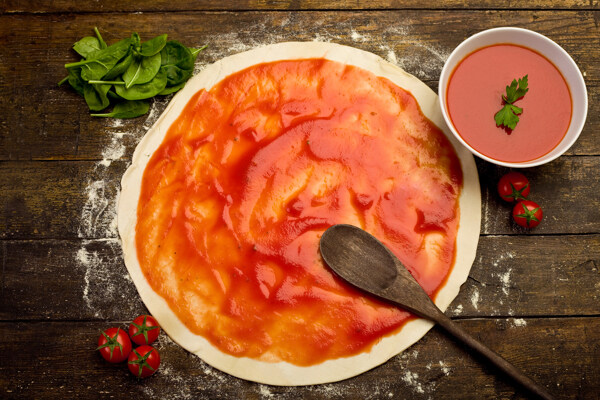 涂抹番茄酱的披萨饼图片