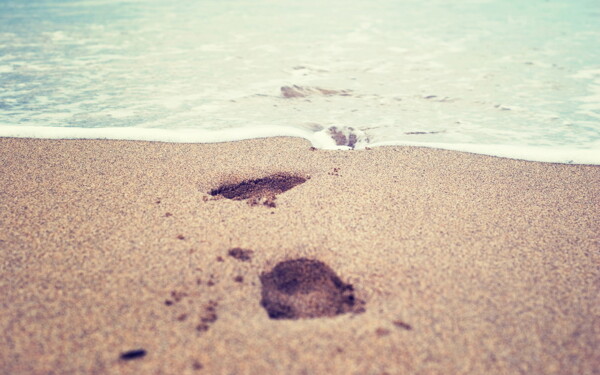 高清沙滩脚印图片