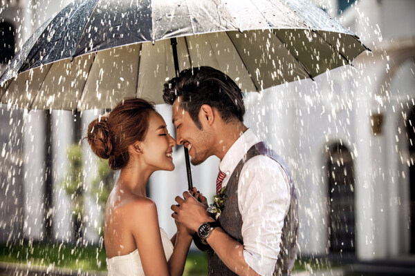 雨伞下的婚纱情侣图片