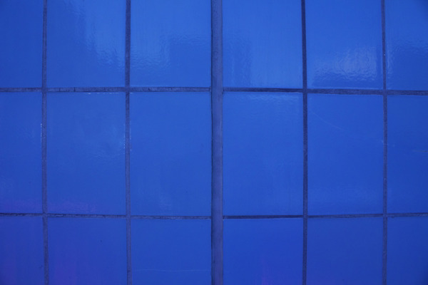 蓝色的玻璃墙
