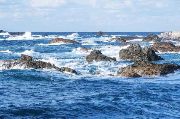 海浪与石头图片