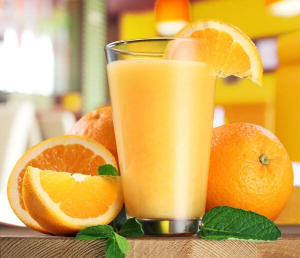 桌子上橙汁与橙子图片