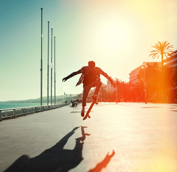 阳光下玩滑板车的帅哥图片