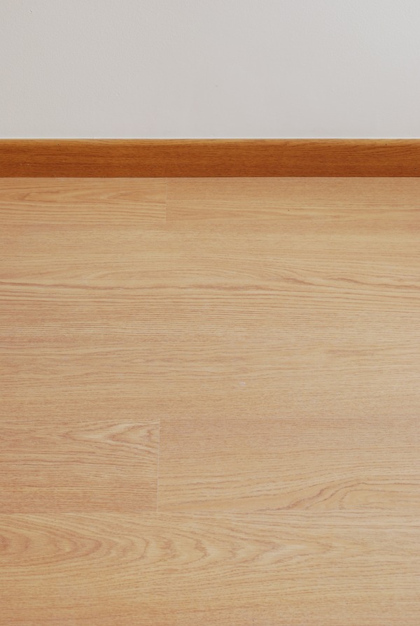 木镶木地板和白色的墙空间复制