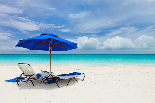 遮阳伞躺椅沙滩图片