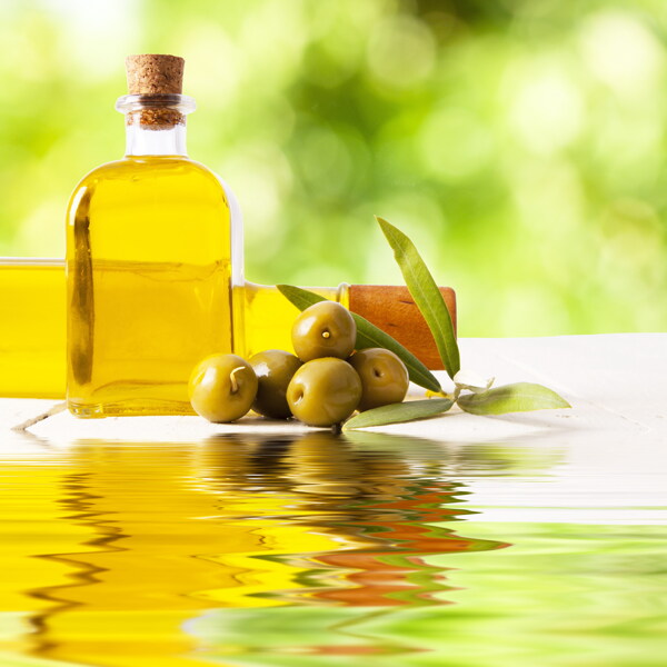 瓶装黄色橄榄油图片