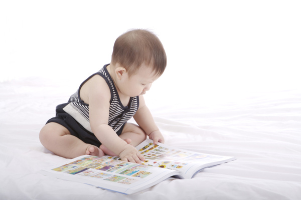 看书的婴儿