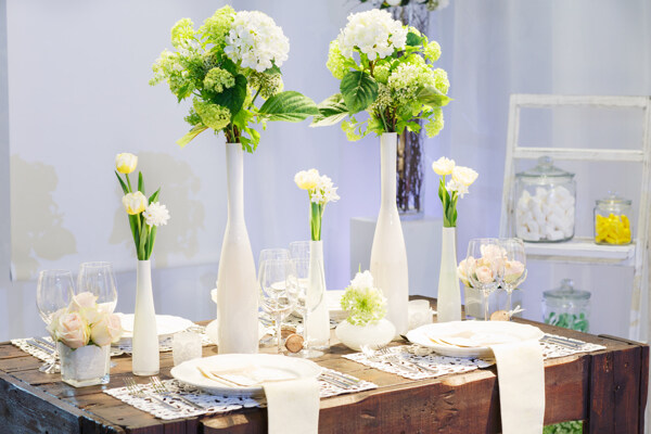 餐桌上的花朵与餐具图片