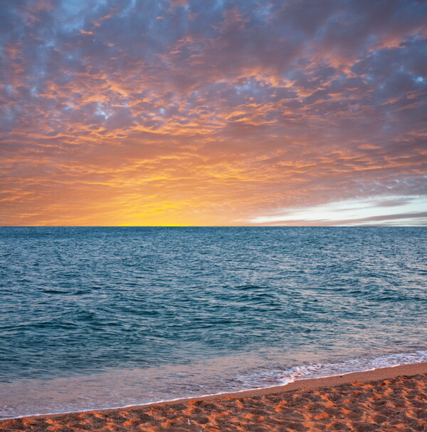 清晨日出时的大海风光图片