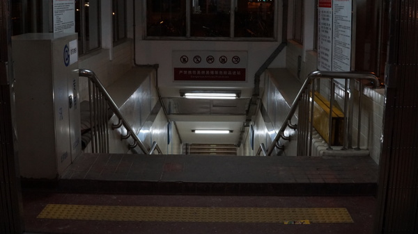夜晚空荡地铁口楼梯背景图
