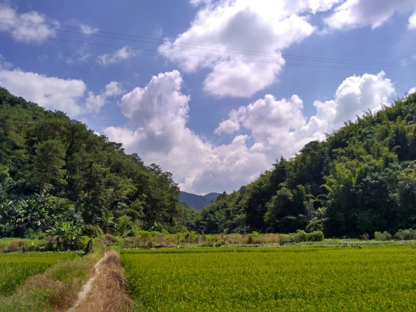 山川上的蓝天白云