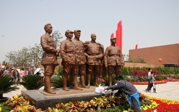 向南京新渡江胜利纪念馆广场群雕献花图片