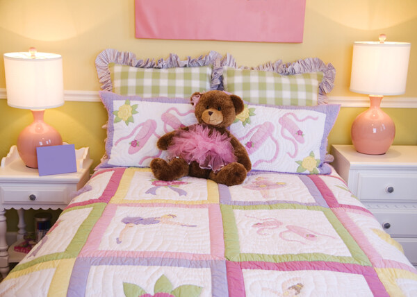 可爱的育婴室小床图片