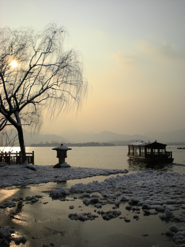 西湖雪景图片