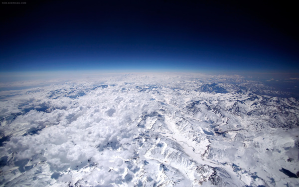 鸟瞰雪山图片