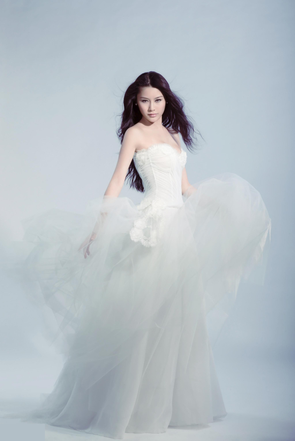 刘俐穿婚纱高清摄影图片