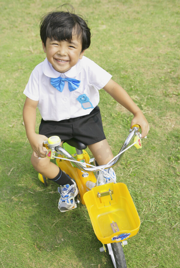 骑自行车的小朋友图片