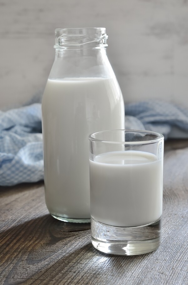 杯子里的牛奶