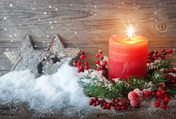 木板上的蜡烛与圣诞树图片