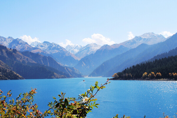 湖泊雪山风景