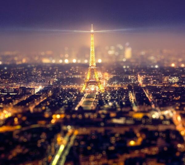 远眺巴黎埃菲尔铁塔夜景