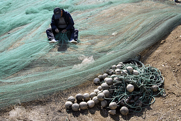 织补渔网渔民图片