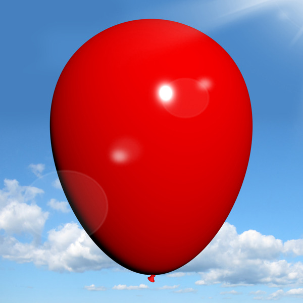 天空背景的红色气球已经勇敢面对打击为聚会的邀请