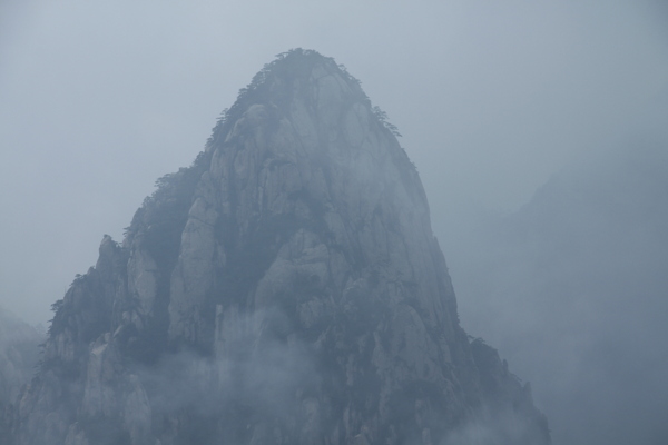 雾中的黄山山峰图片