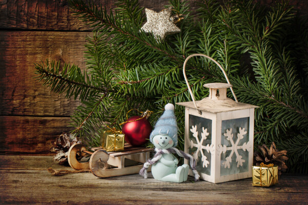 圣诞树与玩具雪橇图片
