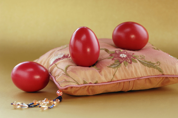红色彩蛋与枕头图片