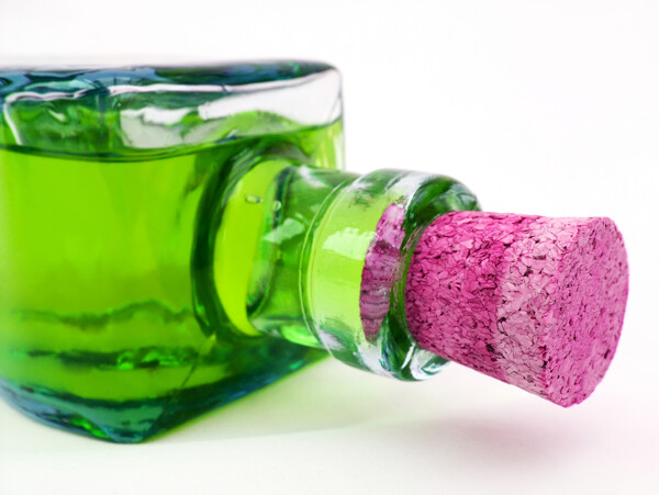 绿色液体瓶子