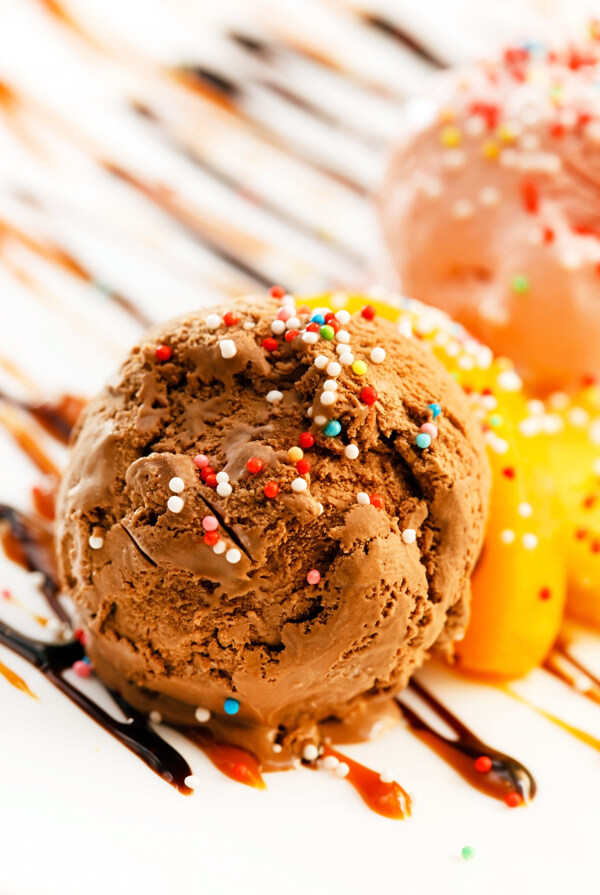 彩糖巧克力冰激淋图片