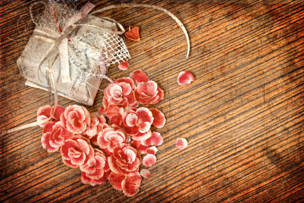 红色爱心花朵与礼物图片