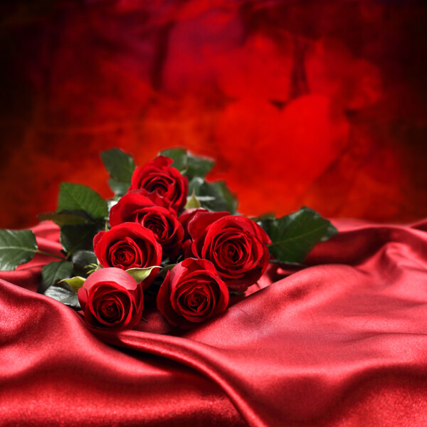 红色丝绸上的花束图片