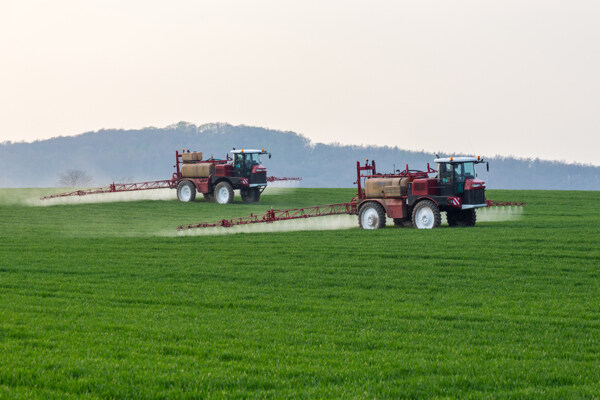 稻田中的农用灌溉机图片