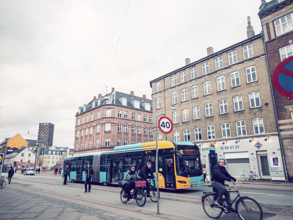 丹麦街头的公交车和建筑
