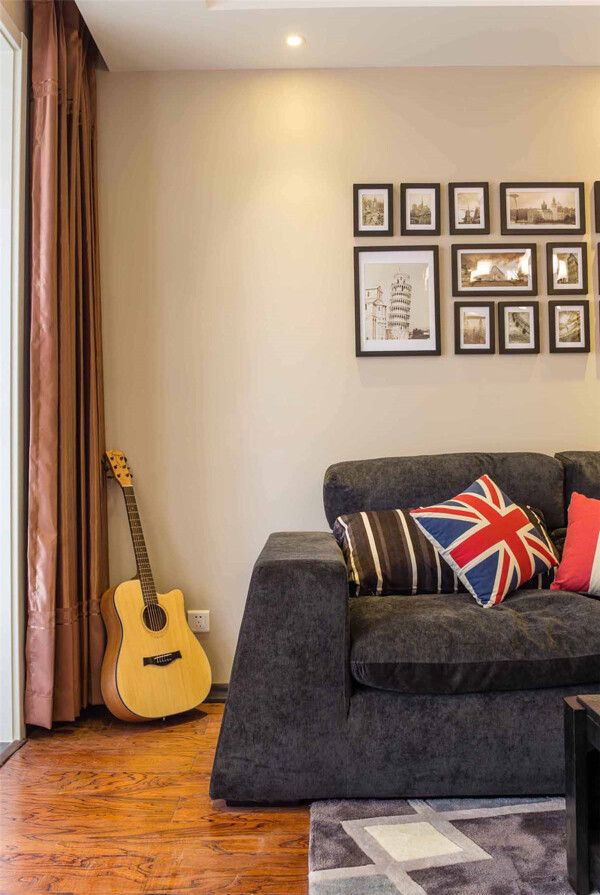 现代简约沙发照片墙窗帘木地板装修效果图