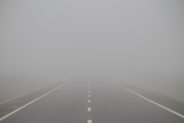 大雾笼罩的公路图片