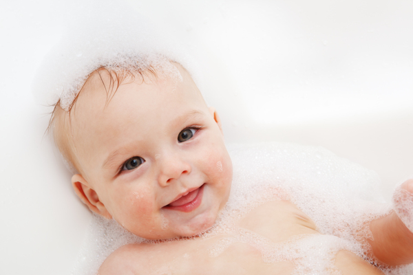 沐浴时微笑的可爱宝宝图片