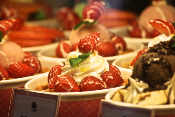 草莓冰淇淋华夫饼图片