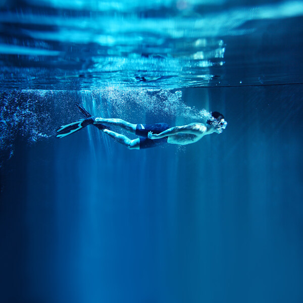 潜水游泳的运动员图片