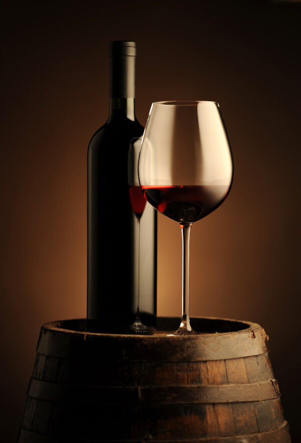 木桶上的葡萄酒图片