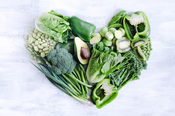 蔬菜拼成的心形图片